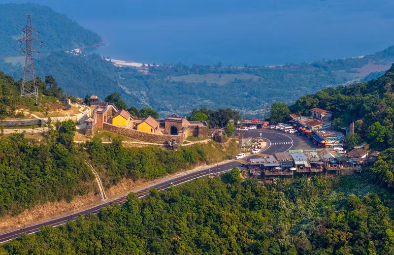 La porte de Hai Van (Hai Van Quan), située au sommet du col de Hai Van entre la province centrale de Thua Thien Hue et la ville de Da Nang. Photo : toquoc.vn