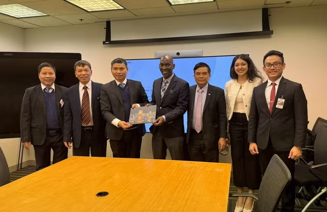 La délégation de responsables de Dà Nang lors de la séance de travail avec le représentant de la BM. Photo : VGP.