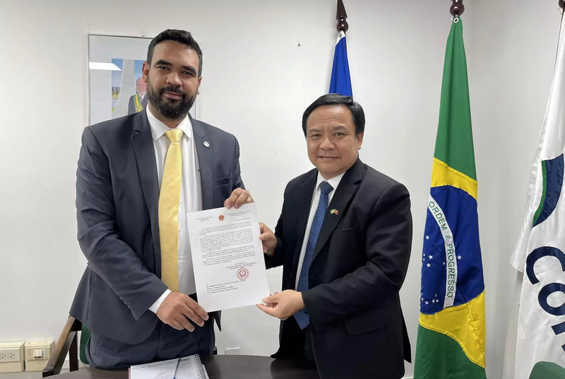 L'ambassadeur du Vietnam au Brésil, Bui Van Nghi (à droite) et Thiago José dos Santos, directeur exécutif des opérations et de l'approvisionnement au siège de la CONAB. Photo : baoquocte.vn