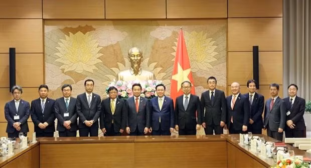 Le Président de l'AN Vuong Dinh Huê reçoit une délégation de Keidanren. Photo : VNA