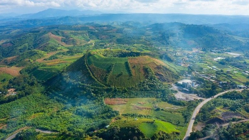 Un volcan éteint dans le géoparc mondial de Dak Nong. Photo : VNA.
