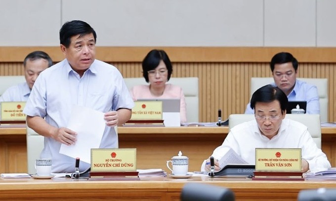Le ministre du Plan et de l’Investissement, Nguyên Chi Dung (debout) prend la parole lors de la réunion gouvernementale, qui a eu lieu le 4 mai à Hanoi. Photo : vnexpress.net