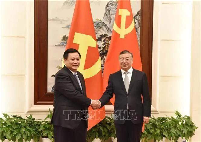 Nguyen Xuan Thang (gauche), membre du Bureau politique, président du Conseil théorique central, directeur de l'Académie nationale de politique Ho Chi Minh, et Li Shulei, membre du Bureau politique, membre du Secrétariat du Comité Central du PCC et chef du Département de l'information du Comité central du PCC. Photo : VNA.