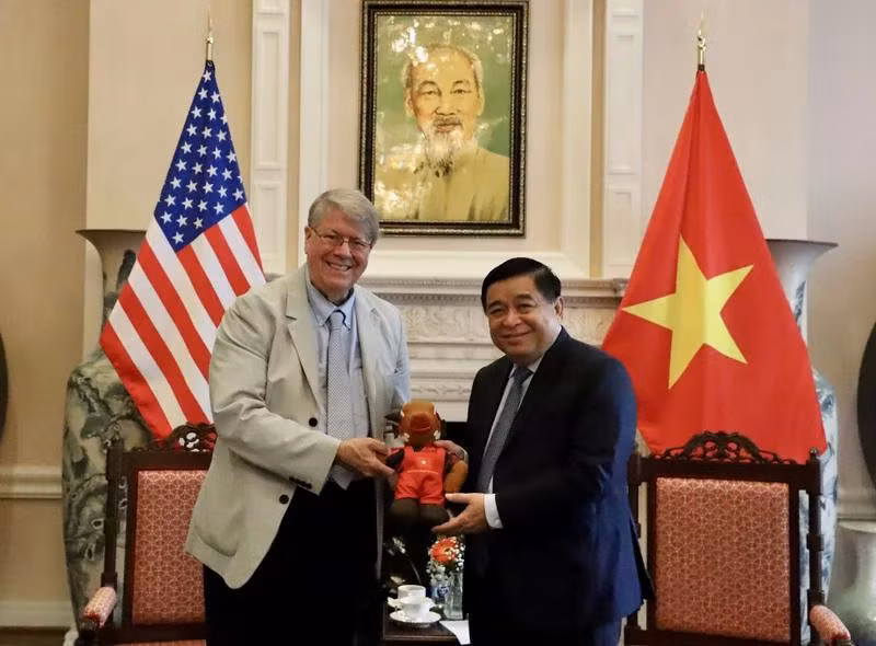 Le ministre du Plan et de l'Investissement Nguyen Chi Dung (droite) reçoit le Dr. Richard Lawton Thurston. Photo : NDEL.