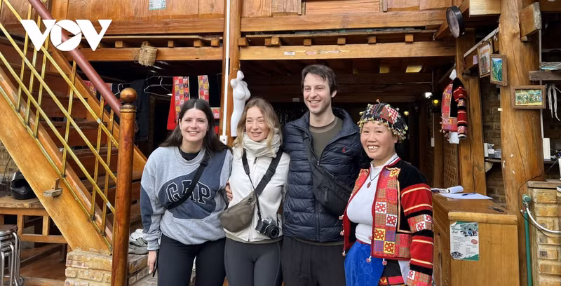 Veronica, une touriste italienne et ses amis lors de leur voyage à Hà Giang. Photo : VOV.