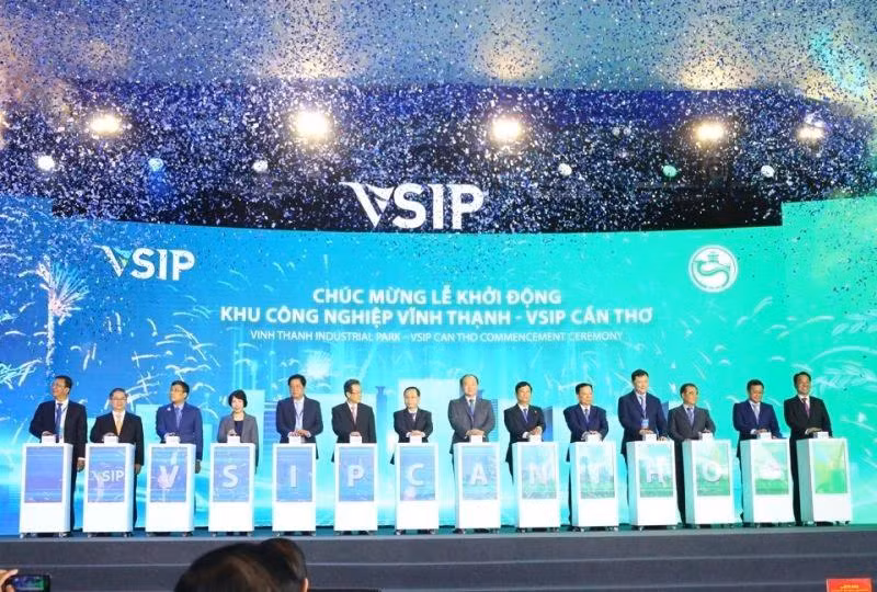 Les délégués ont appuyé sur le bouton de démarrage du projet de zone industrielle de Vinh Thanh - VSIP Can Tho. Photo : VNA.