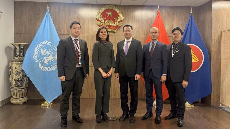 Le chef de la Mission permanente du Vietnam auprès des Nations Unies, l'ambassadeur Dang Hoang Giang (3e à droite) a reçu le 17 octobre à New York, Mme Pauline Tamesis, coordinatrice résidente des Nations Unies au Vietnam. Photo : baoquocte.vn