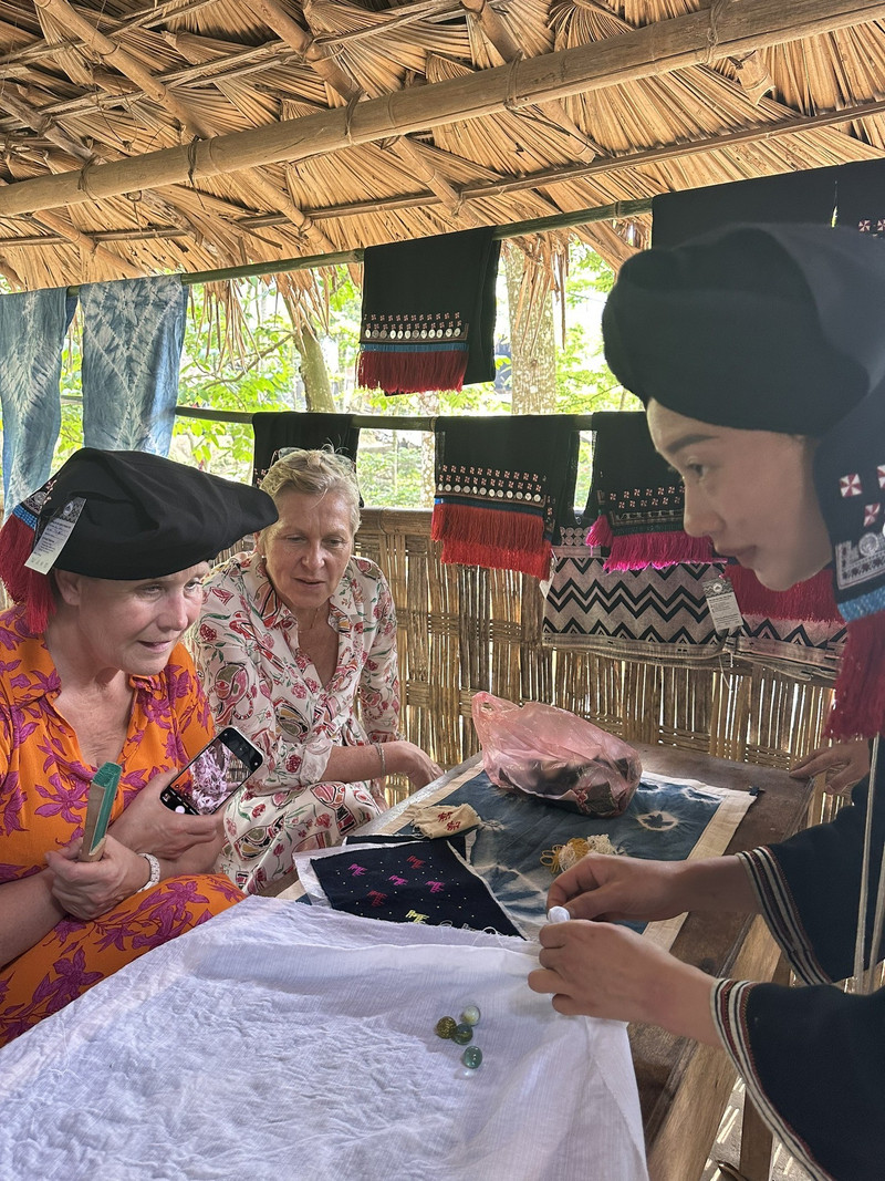 Anne Le Hénanff (deuxième à gauche) expérimente la teinture de tissus avec des feuilles d'indigo naturel. Photo : thoidai.com.vn