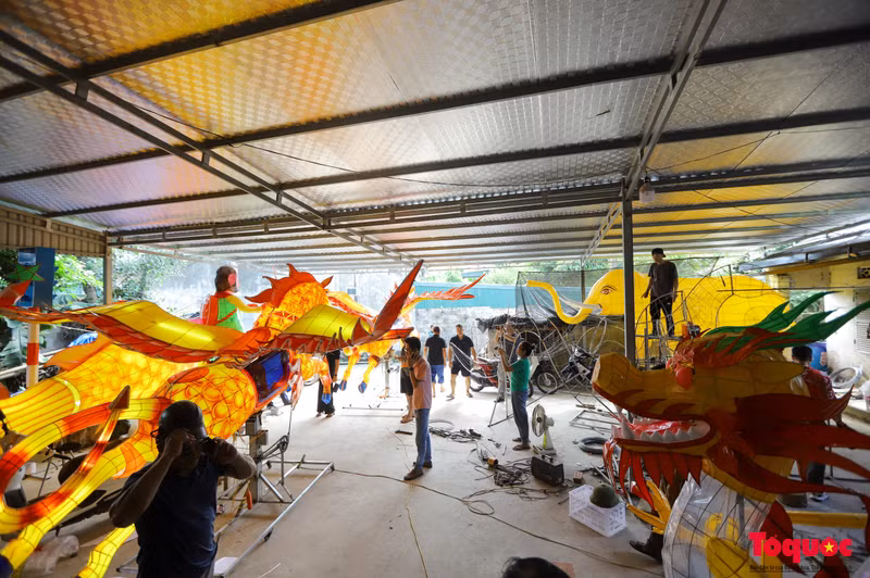 C’est devenu une tradition selon laquelle, depuis le début du 7e mois lunaire, les habitants du quartier Minh Xuan, ville de Tuyen Quang, se sont réunis en vue de trouver des idées pour fabriquer des lanternes de la Mi-Automne. « Auparavant, ma famille fabriquait principalement des lanternes en forme d’étoiles et d’animaux. Au cours des dernières années, nous avons décidé de nous lancer dans la fabrication de modèles de lanternes géantes. Réalisant que les modèles de la famille ont de nombreuses caractéristiques uniques, progressivement d’autres groupes résidentiels de la région sont venus les commander. Jusqu’à présent, certaines provinces voisines sont également venues passer des commandes », a partagé Dang Thu Huong.