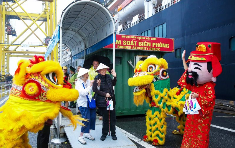 Des touristes du navire Westerdam sont venus visiter Ha Long le 4 janvier. Photo : hanoimoi.com.vn