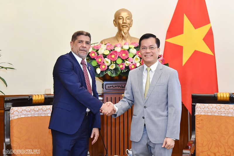 Le vice-ministre des Affaires étrangères, Ha Kim Ngoc (à droite) et le ministre dominicain de l'Agriculture, Limber Lucas Cruz Lopez, le 27 juin à Hanoi. Photo : baoquocte.vn