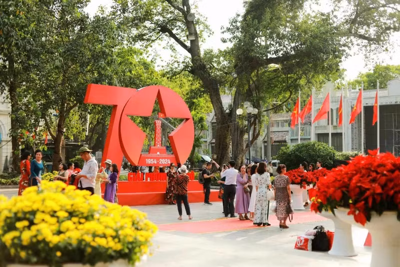 Le 16 juillet 1999, Hanoi est devenue la première ville d'Asie à se voir décerner le titre de « Ville pour la paix » par l'Organisation des Nations unies pour l'éducation, la science et la culture (UNESCO). Ce titre est associé à Hanoi depuis 25 ans. Photo : baoquocte.vn