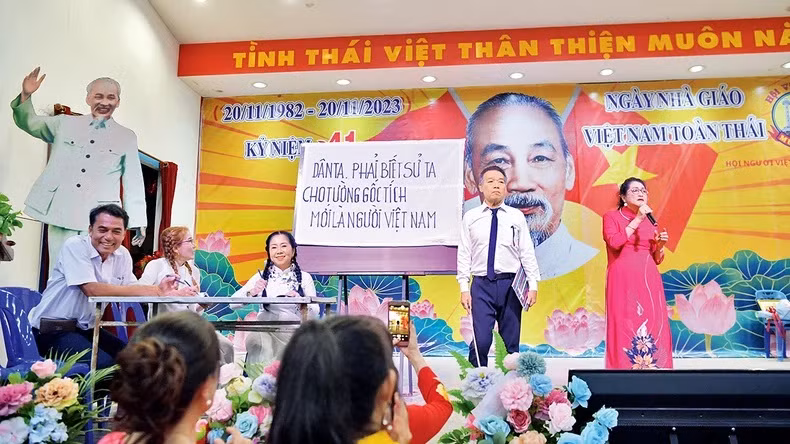 Un spectacle lors de la célébration de la Journée des enseignants vietnamiens organisée en Thaïlande. Photo : NDEL.