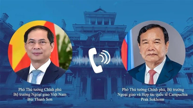 Le vice-Premier ministre et ministre vietnamien des Affaires étrangères Bui Thanh Son (gauche) a eu le 12 décembre une conversation téléphonique avec le vice-Premier ministre cambodgien et ministre des Affaires étrangères et de la Coopération internationale Prak Sokhonn. Photo : VNA.