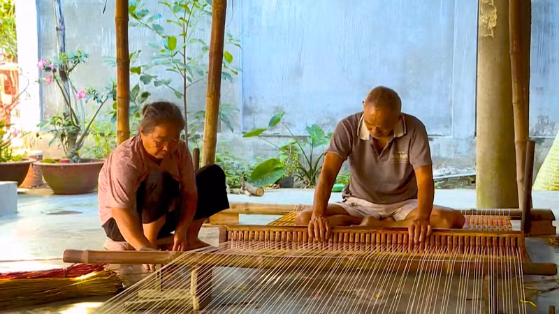 Diep Thi Som et son mari - l'un des ménages avec plusieurs générations de tisseurs de nattes. Photo : VOV.