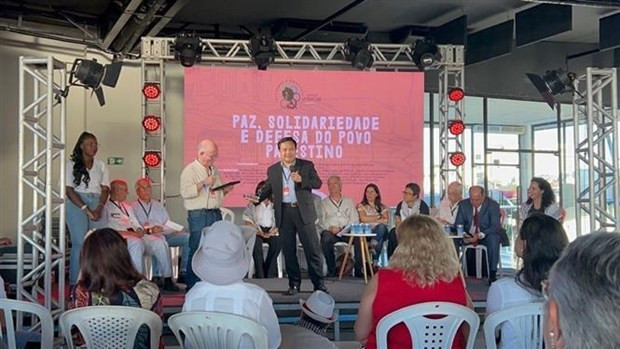 L'ambassadeur du Vietnam au Brésil Bui Van Nghi prend la parole lors du Forum international sur la paix et la solidarité avec le peuple palestinien. Photo: VNA