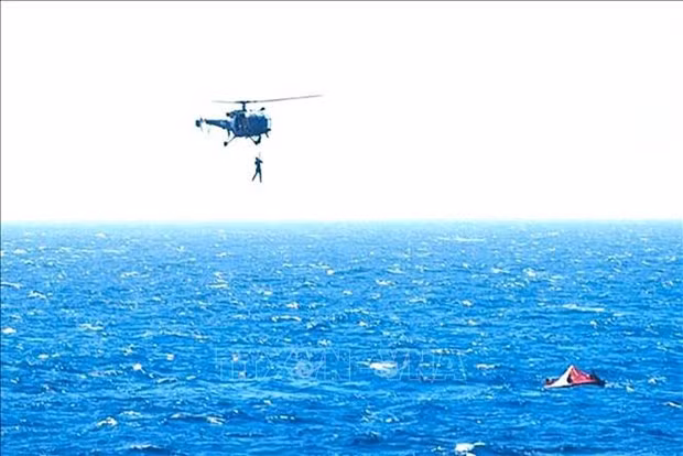 Un hélicoptère de sauvetage sauve des marins après une attaque contre un cargo au large du Yémen, le 6 mars 2024. Photo : VNA.