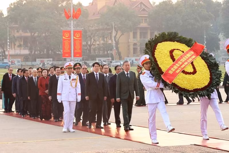 La délégation de dirigeants du Parti et de l’Etat rend hommage au Président Hô Chi Minh en son mausolée. Photo : VNA.