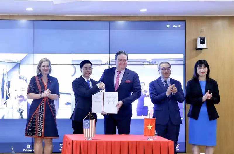 Lors de la cérémonie de signature. Photo : VNA.