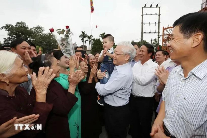 Le secrétaire général Nguyên Phu Trong avec des habitants du village de Thuong Diên, commune de Vinh Quang, district de Vinh Bao, ville de Hai Phong. Photo : VNA.