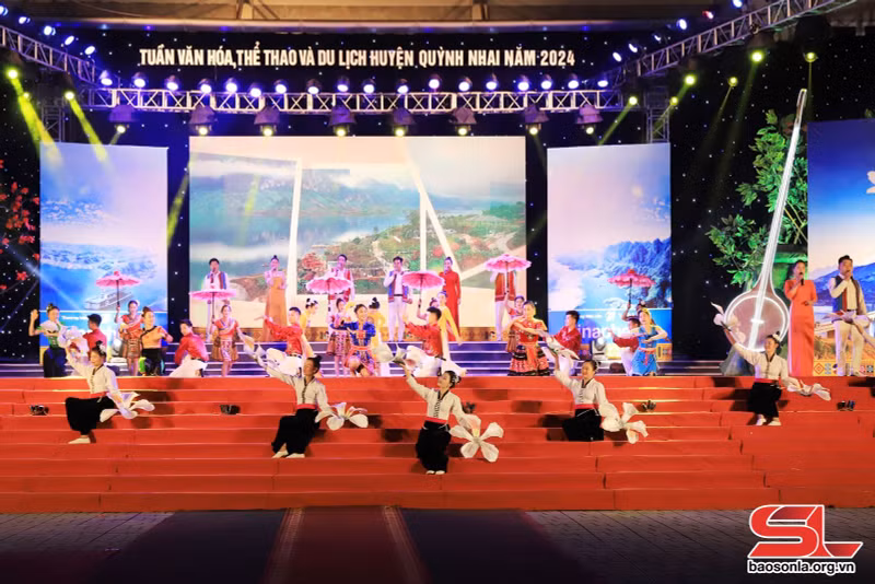 Cérémonie d’ouverture de la Semaine de culture, de sport et de tourisme 2024 du district de Quynh Nhai. Photo : baosonla.org.vn