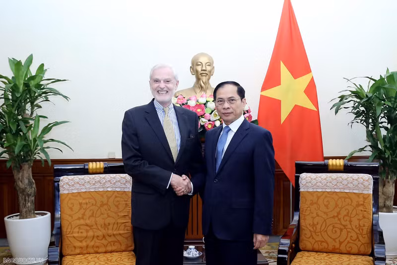 Le ministre des AE, Bùi Thanh Son (à droite) et l’ambassadeur du Portugal en Thaïlande et au Vietnam, João Bernardo Weinstein. Photo : baoquocte.vn
