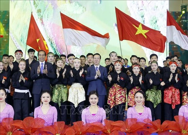 Le PVo Van Thuong et son homologue indonésien Joko Widodo ont assisté le 12 janvier à Hanoï, un programme d'arts martiaux et de musique. Photo : VNA