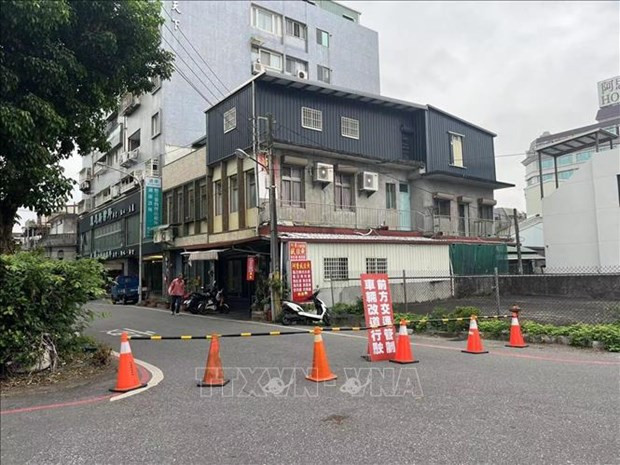 La route est bloquée après un séisme survenu dans le district de Hualien, à Taïwan, Chine, le 5 avril 2024. Photo : Xinhua/VNA.