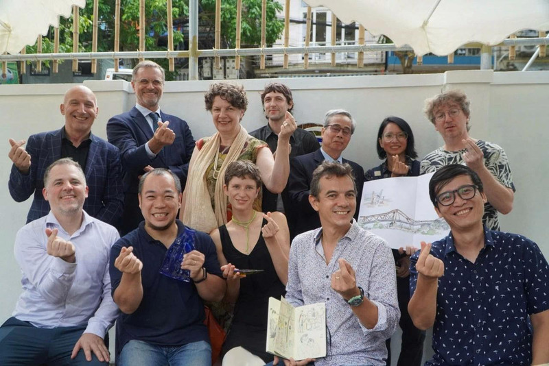 L’ambassadrice d’Allemagne au Vietnam, Helga Margarete Barth, et l’ambassadeur de France au Vietnam, Olivier Brochet et les artistes du projet communautaire. Photo : baoquocte.vn