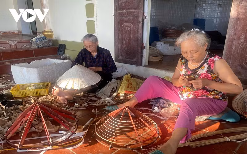 Cependant, actuellement dans le village, il y a très peu de ménages qui pratiquent ce métier car il faut 7 à 8 heures pour fabriquer un chapeau fini et les revenus ne sont pas élevés.