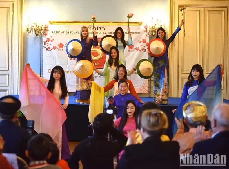 Le défilé d’áo dài lors de l’évènement. Photo : NDEL.