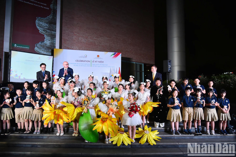 Nguyên Thuy Anh a offert des cadeaux aux élèves de l’école primaire Doàn Thi Diêm lors de la célébration. Photo : NDEL.