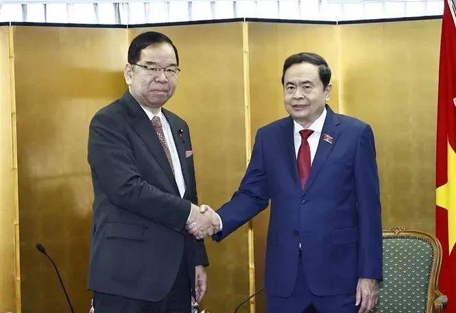 Le président de l'Assemblée nationale du Vietnam (droite) et le chef du Parti communiste japonais. Photo : VNA.