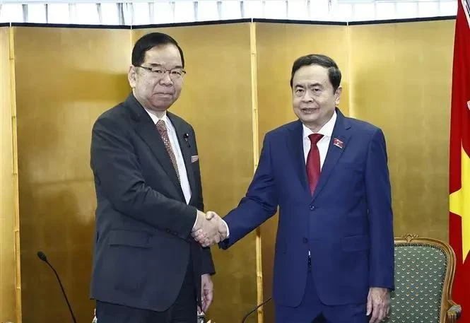 Le président de l'Assemblée nationale du Vietnam (droite) et le chef du Parti communiste japonais. Photo : VNA.