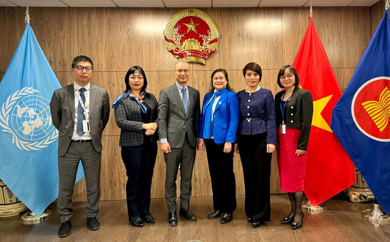 La délégation de l’Union des femmes vietnamiennes au siège de la mission permanente du Vietnam auprès des Nations Unies. Photo : baoquocte.vn
