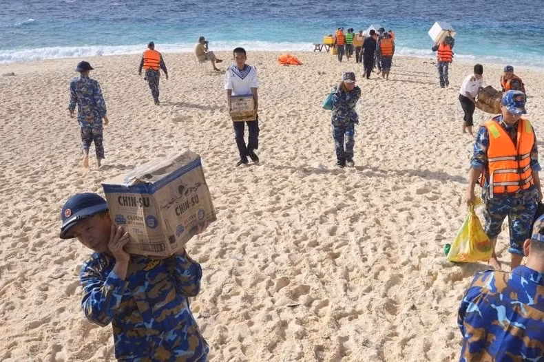 Des cadeaux des habitants du continent aux soldats des îles éloignées, contribuant ainsi à un Têt joyeux à Truong Sa. Photo : NDEL.