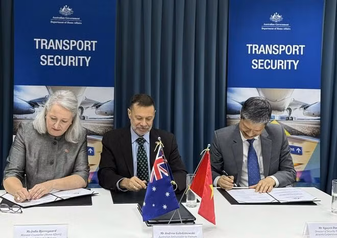 Cérémonie de remise d'équipements de contrôle de sécurité aérienne de l’Australie au Vietnam. Photo : baogiaothong.vn