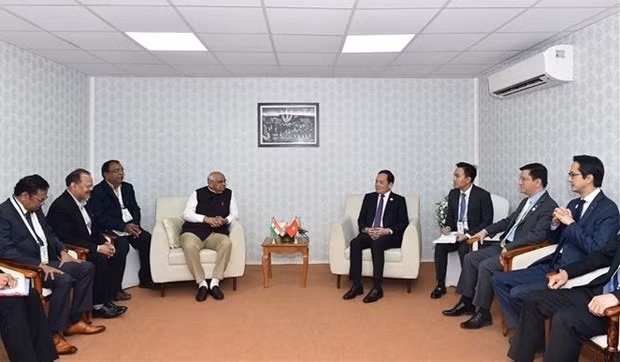 Le Vice-Premier ministre Trân Luu Quang (à droite) rencontre le gouverneur du Gujarat (Inde), Bhupendra Patel. Photo : VNA.