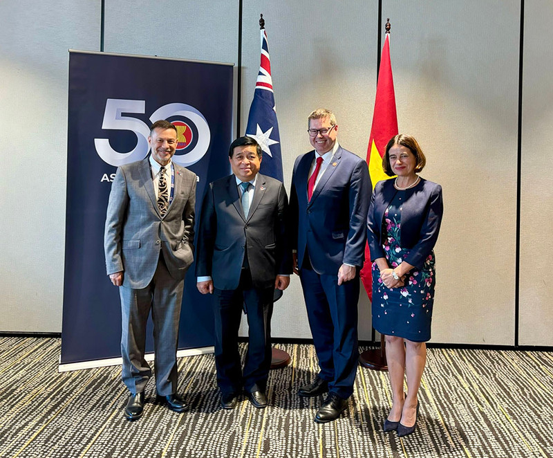 Le ministre vietnamien du Plan et de l’Investissement, Nguyên Chi Dung a eu une séance de travail avec Pat Conroy, ministre australien du Développement international et du Pacifique. Photo : baodautu.vn