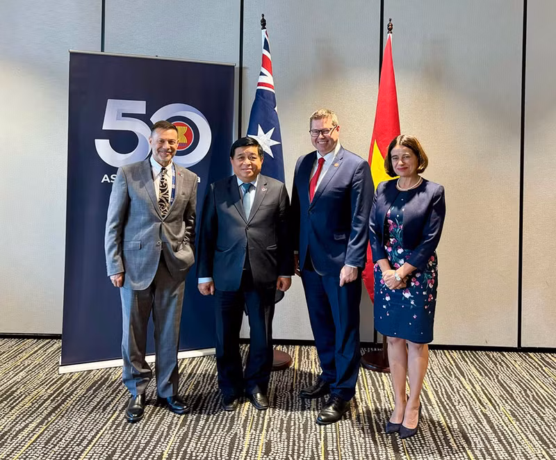 Le ministre vietnamien du Plan et de l’Investissement, Nguyên Chi Dung a eu une séance de travail avec Pat Conroy, ministre australien du Développement international et du Pacifique. Photo : baodautu.vn