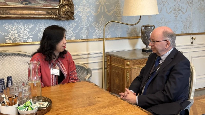 La vice-ministre vietnamienne Le Thi Thu Hang et Dag Hartelius, secrétaire d'État au ministère suédois des Affaires étrangères. Photo : baoquocte.