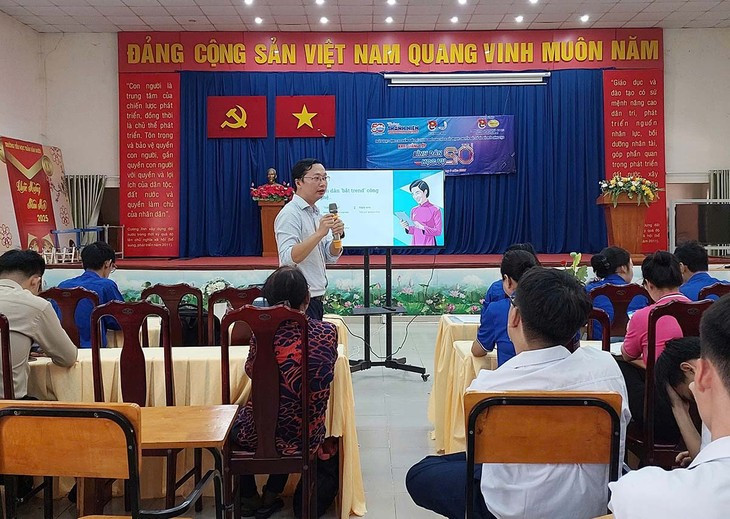 Cérémonie d'ouverture d'un cours d’alphabétisation numérique dans le district de Hoc Môn, à Hô Chi Minh-Ville. Photo : Vu Huong/VOV.
