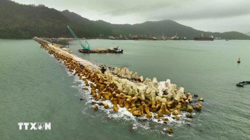 80 % des travaux de la 2e phase du projet de brise-lames du port de Chân Mây dans la zone économique de Chân Mây-Lang Cô, d'un investissement total de 541 milliards de dongs, ont été achevés. Photo : VNA.