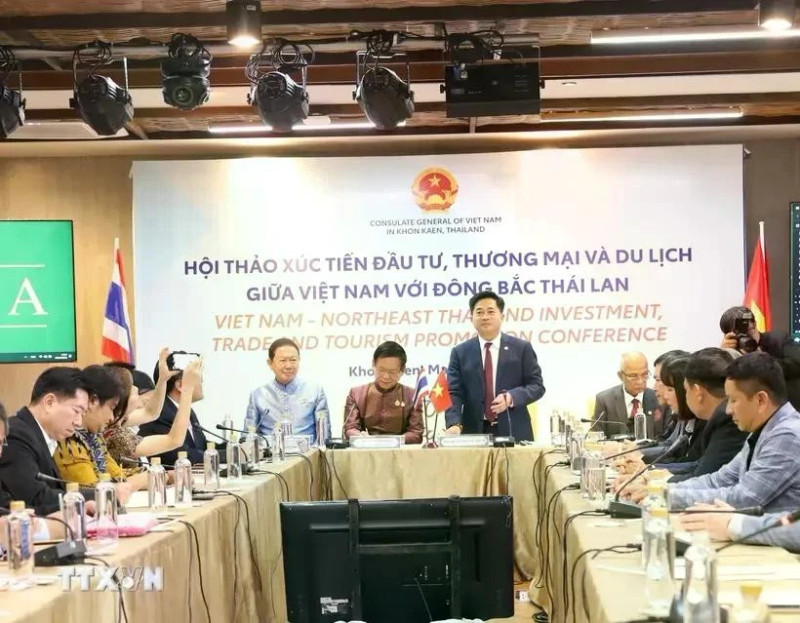 Dinh Hoang Linh (debout), consul général du Vietnam à Khon Kaen, préside le séminaire. Photo : VNA.
