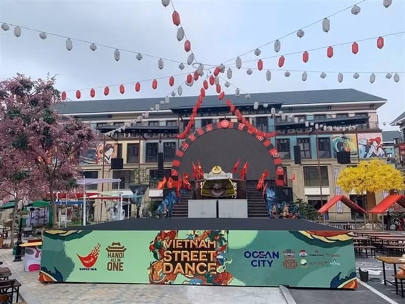 Une scène de 72 m2 est prête à accueillir les danseurs. Photo: BTC/CVN