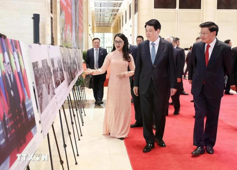 Le président vietnamien Luong Cuong et le secrétaire général du Parti révolutionnaire populaire lao et président lao Thongloun Sisoulith (à droite) visitant l’exposition de photos, à Vientiane, le 25 avril. Photo: VNA