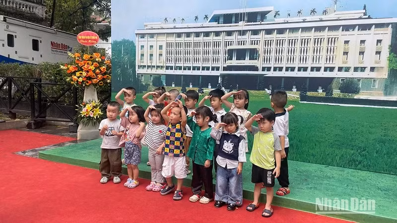 Des élèves de maternelle sont emmenés visiter l'exposition par leurs enseignantes.