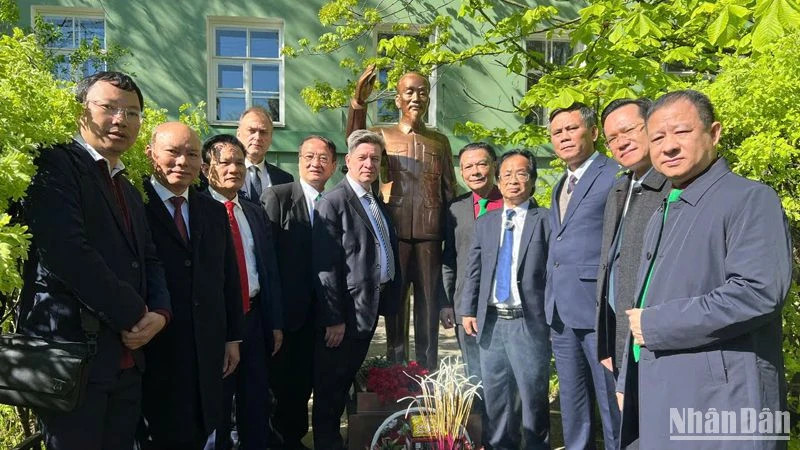  Inauguration de la statue du Président Hô Chi Minh à l’Université d’État de Saint-Pétersbourg (Russie)