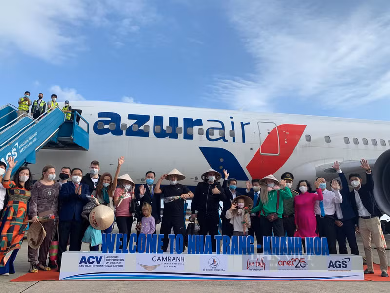 Des touristes russes à l'aéroport international de Cam Ranh, Khanh Hoà. Photo : VNA/CVN.