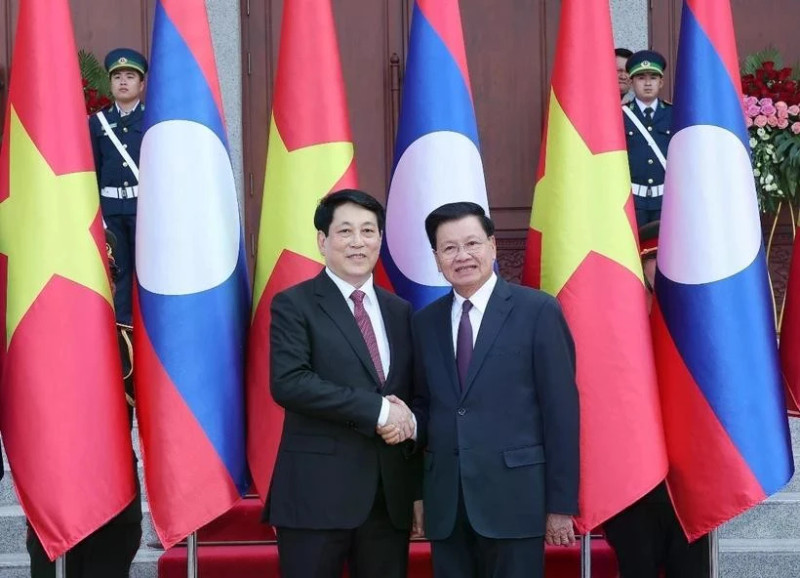 Le président vietnamien Luong Cuong (à gauche) rencontre le secrétaire général du Comité central du Parti populaire révolutionnaire lao et président lao Thongloun Sisoulith, à Vientiane, le 24 avril. Photo : VNA